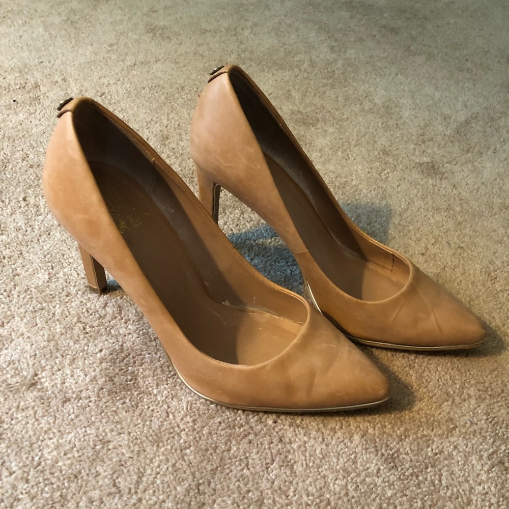 Elliot Lucca tan pumps